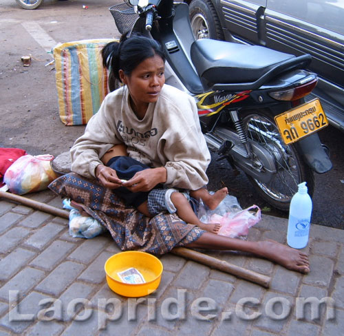 lao-woman-begging-in-vientiane.jpg