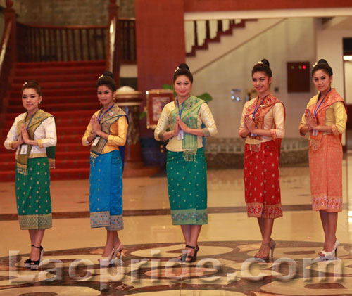 Lao women in traditional clothes