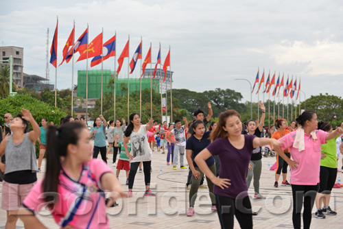 Aerobics on Mekong riverside in Vientiane, Laos