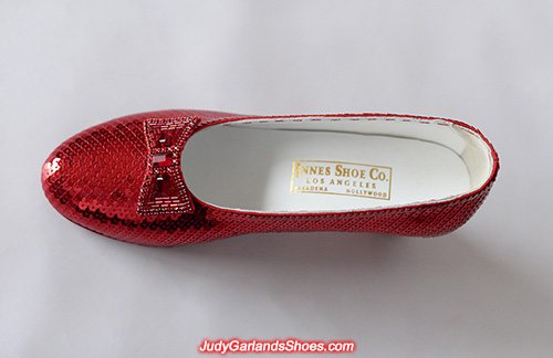 Finished sequined US women's size 9 right shoe