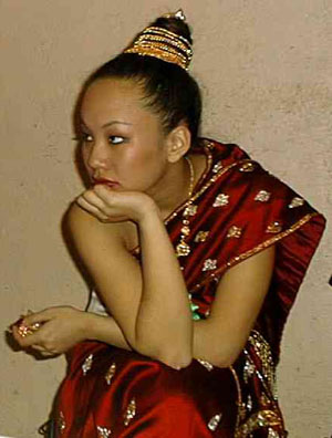 04102001_laos_pageants_france.jpg